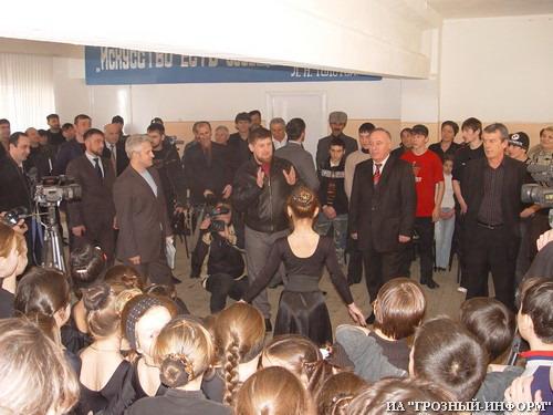 Справа, в черном костюме Яхьсан Алиев, нынешний руководитель "Башлама" и младший брат основателя этого знаменитого танцевального ансамбля Хьасана Алиева