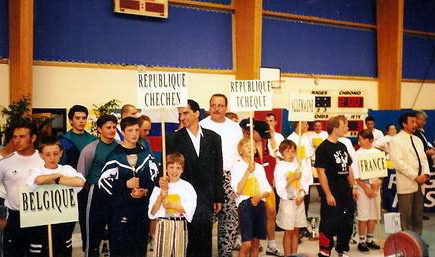  15 июня 1996 года. г.Комин - Франция. Шатойские штангисты на параде представления участников.
