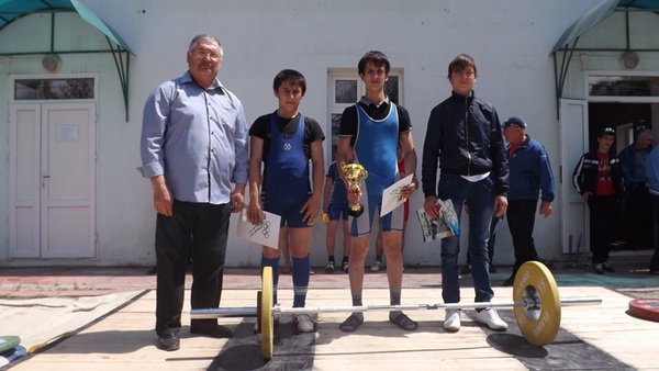 Бессменный тренер шатойских штангистов Бауд Ахмадов с призерами соревнований