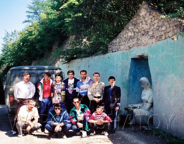 6 сентября 1994 года. Шатойцы едут в г.Грозный на празднование Дня независимости Чеченской Республики и, по обыкновению, остановились у родника попить водички.